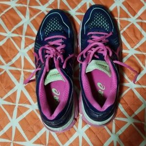 Oasis tennis shoes